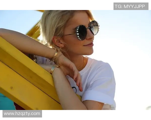 足球明星光临理发店引发粉丝围观，发型变化成新潮流风向标